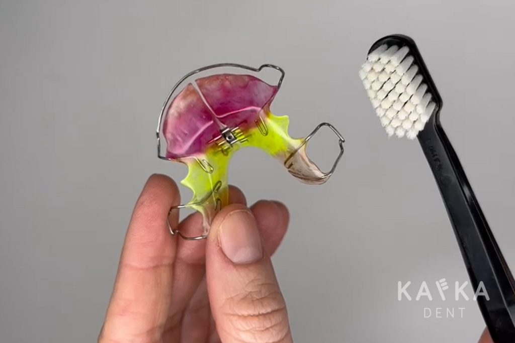 Čistenie snímateľného strojčeka, Video: Ako čistiť snímateľný strojček na zuby